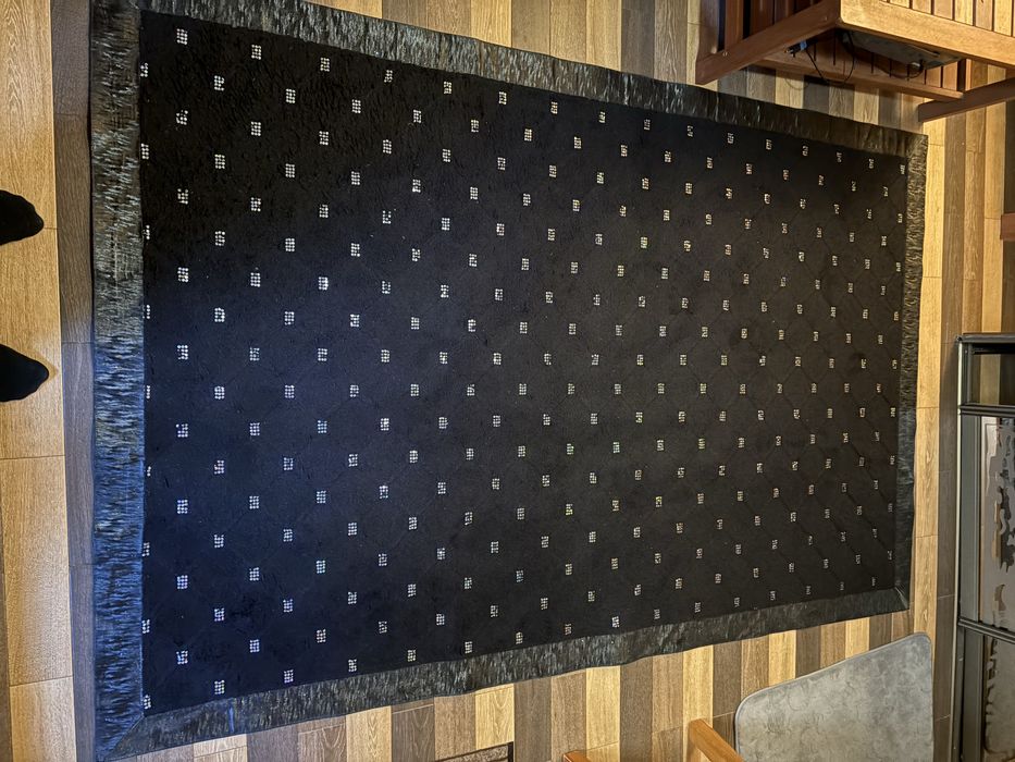 Черный ковер в идеальном состоянии