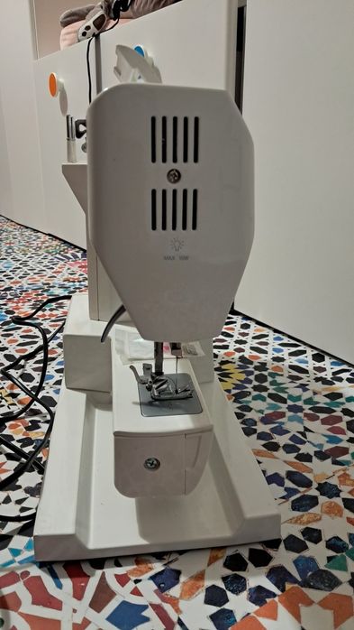 Mașină de cusut Bernette