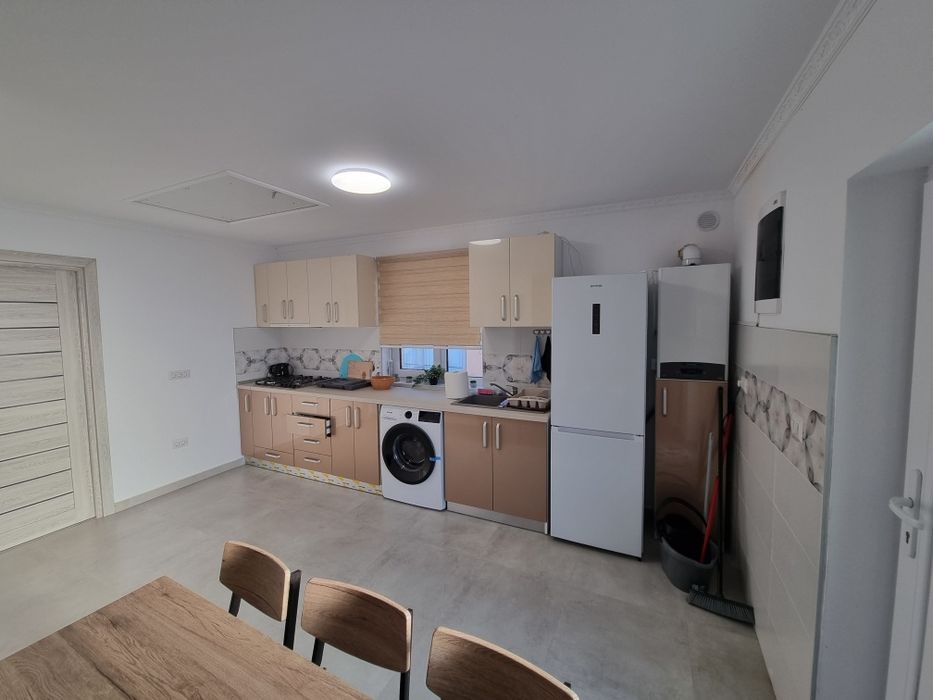 Închiriez casa la curte zona centrala