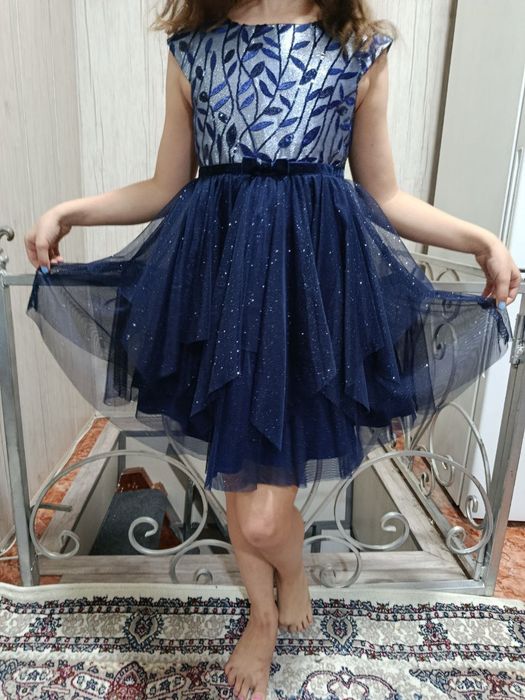 Продам платье для девочки 6-9 лет. Нарядное.