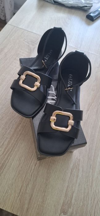 Vand sandale marimea 36 noi pret 130 lei