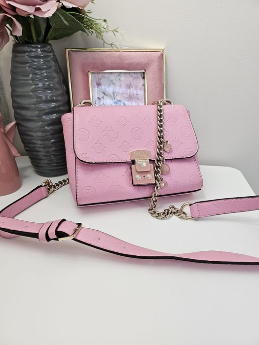 Дамска чанта на марката GUESS