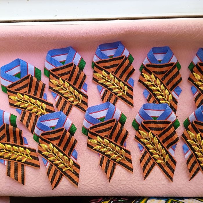 Значки узбекского флага.