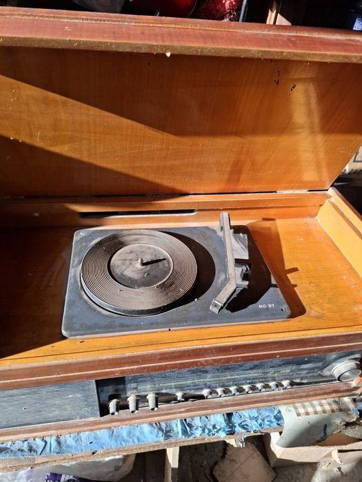 Radio  cu picap pacific in stare buna