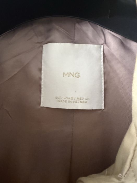 Продам бомбер mango