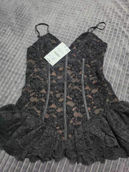 Дамски блузи и потници на Zara и Stradivarius