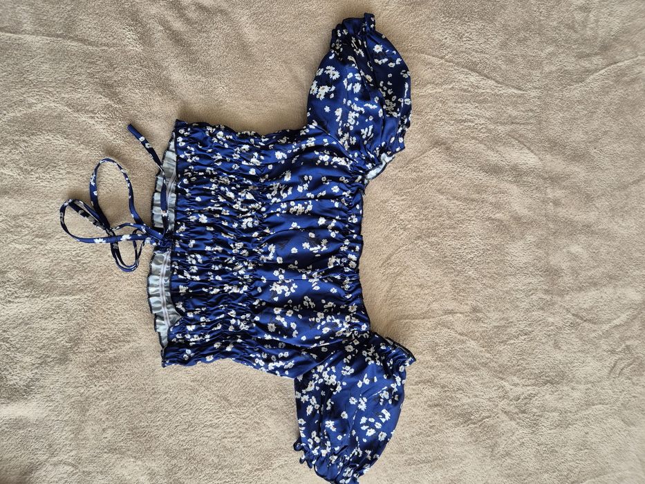 Бюстие тъмно синьо с бели цветя