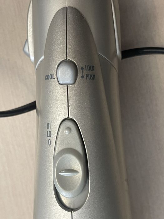 Foehn de voiaj Niky Clarke