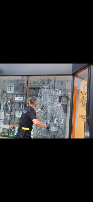 Servicii profesionale Spalare geamuri în Deva si împrejurimi. Ne deplasăm si în alte orașe la cerere.