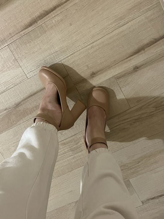 Дамски обувки на висок ток