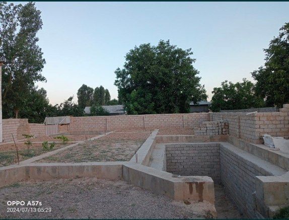 Уртасаройда уртасарой куча 67 мактаб ёнида срочний  Уй сотилади ховли