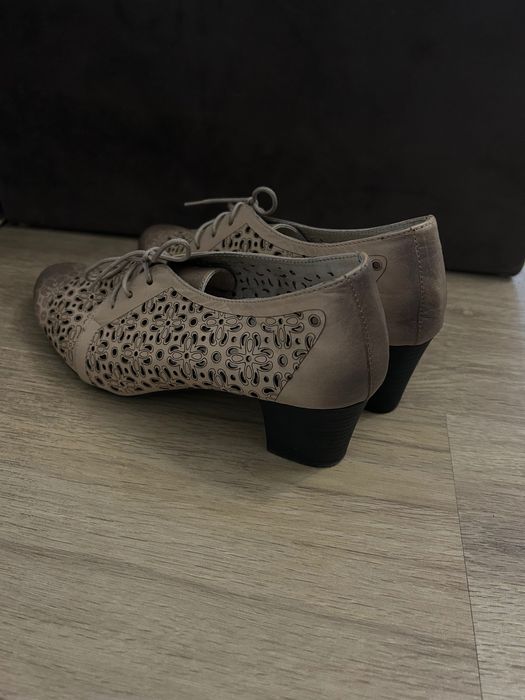 Дамски затворени обувки с връзки