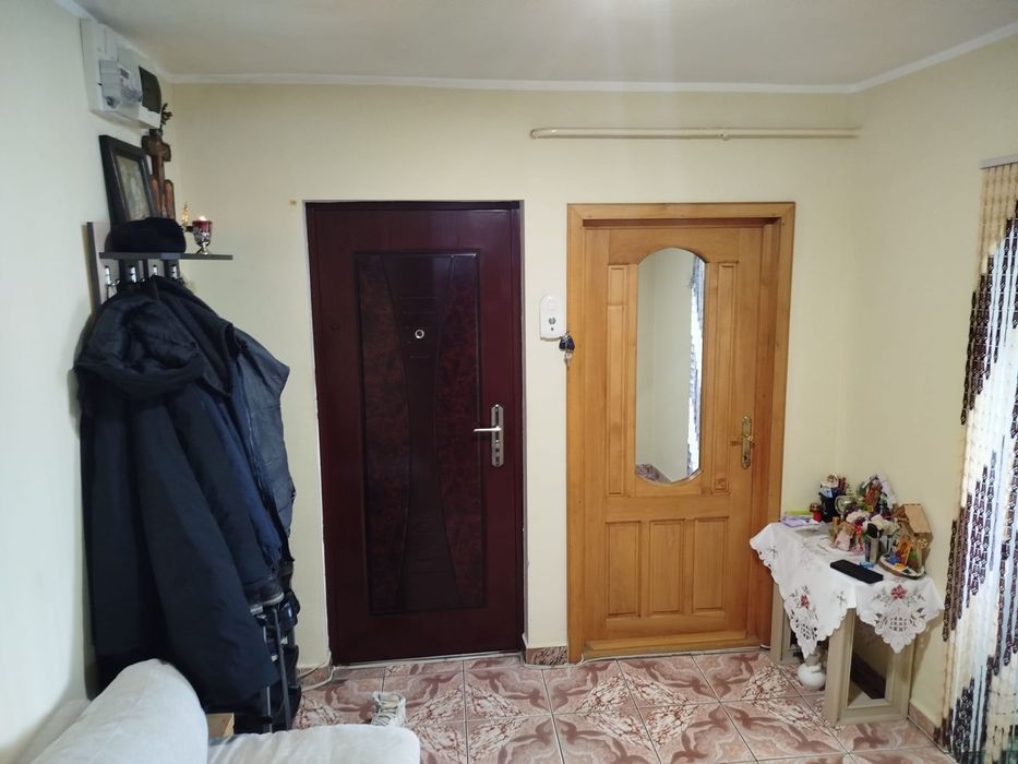 Vând apartament cu doua camere decomandat etaj 4
