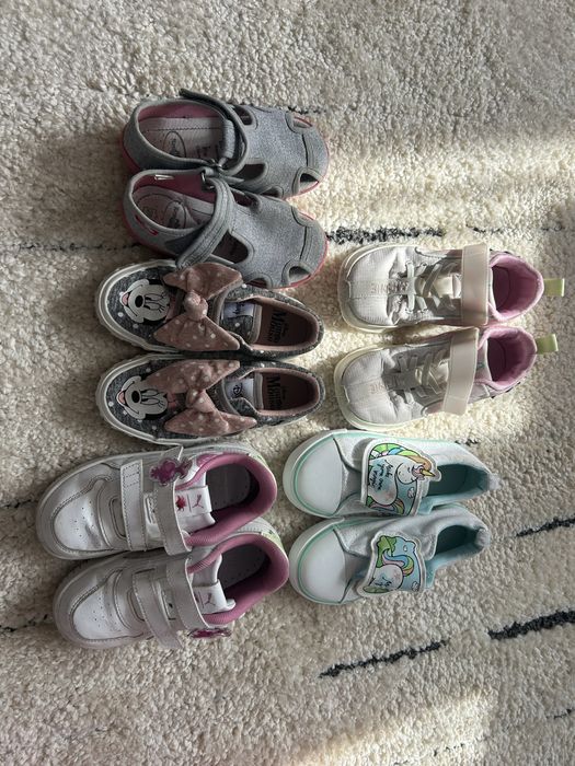 5 чифта обувки.