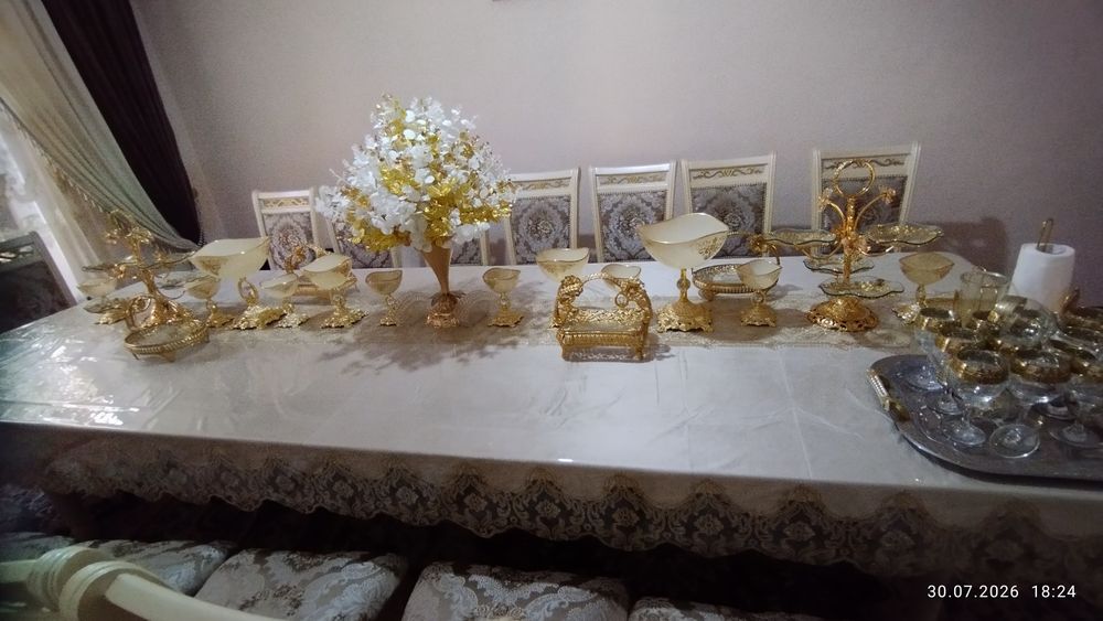 18 kishilik Stol stul bagema idishlar suniy gullar