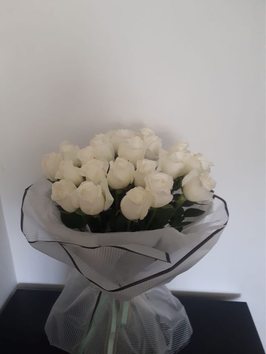 Цветы свежие белые розы 25шт