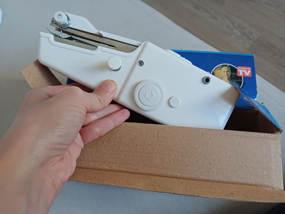 Vând mini mașină de cusut portabilă