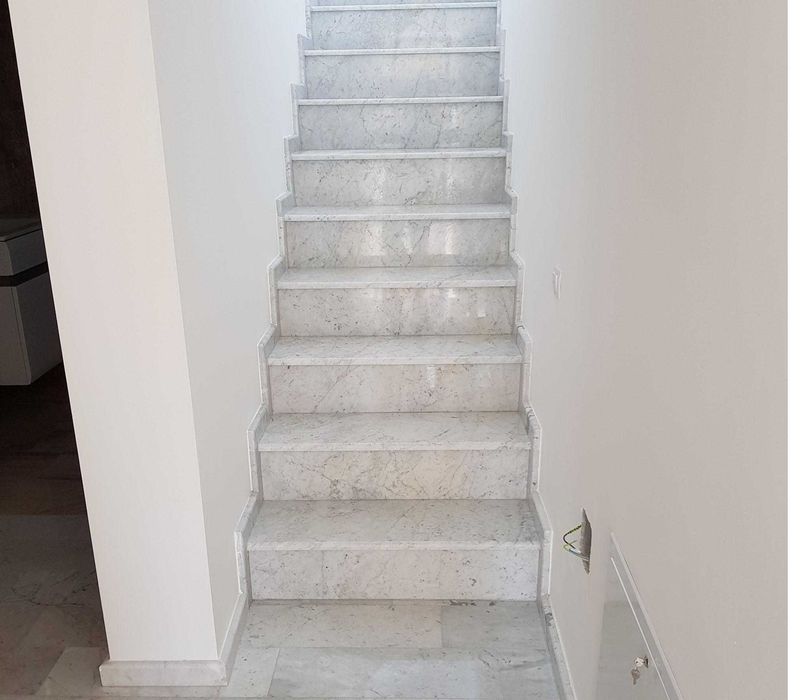 Trepte, Glafuri și Blaturi din Marmură, Granit și Quartz  Execuție