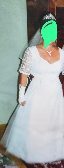 Rochie de mireasa doua piese, 1200 lei usor negociabil.