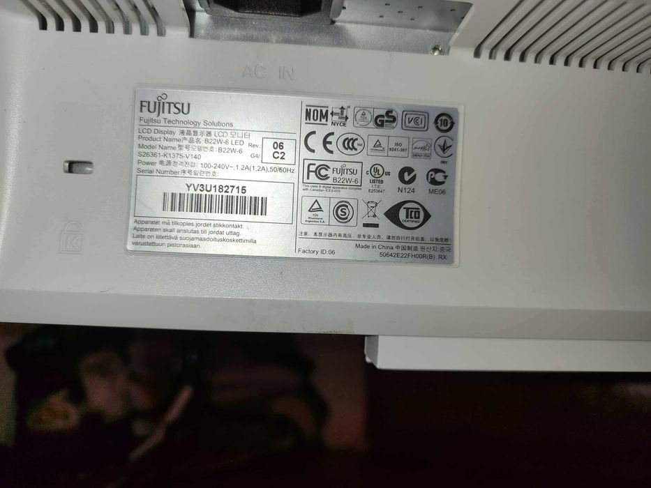 Монитор Fujitsu 22" 60hz + Монитор Dell 19" 60hz