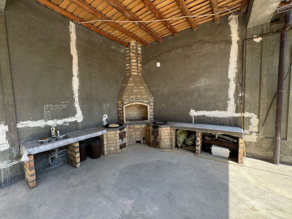 Uchtepa tumani Izza mahallasi 4 sotix 8 xona 570 kv