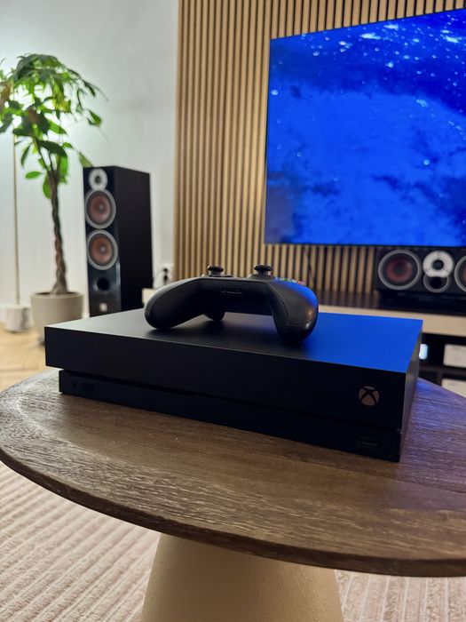 Titlu: Xbox One X 1TB – Stare impecabilă (folosită rar)