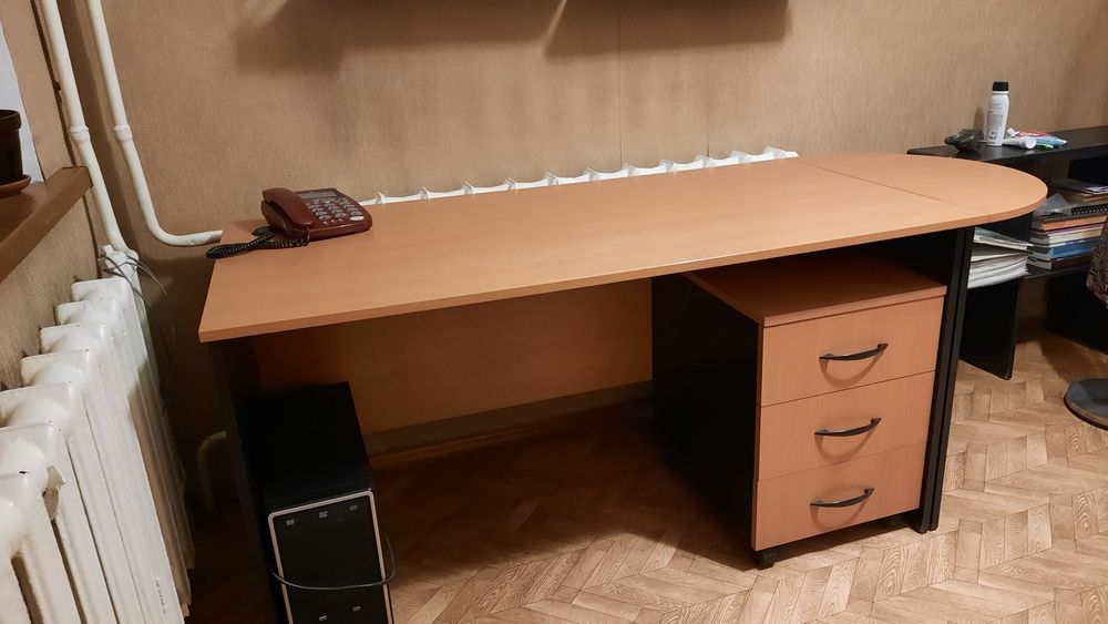Стол + тумба в отличном  состоянии