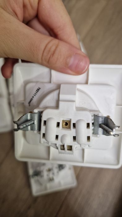 Ел. Ключ и контакт на Legrand