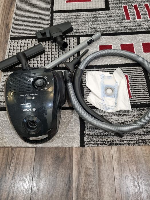 Un aspirator robot inca in garantie si unu normal la curent