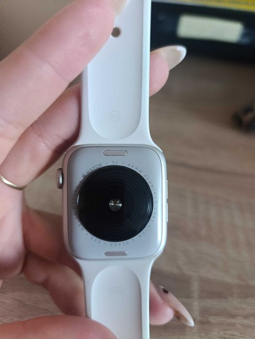 Продавам часовник Apple Watch SE