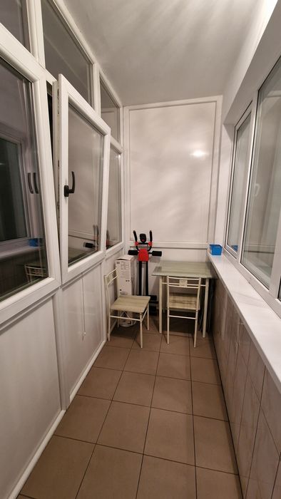Proprietar, închiriez apartament cu 2 camere confort mărit,  decomandat, et. 3/4, zonă semicentrală (Plopilor vechi) cu garaj.