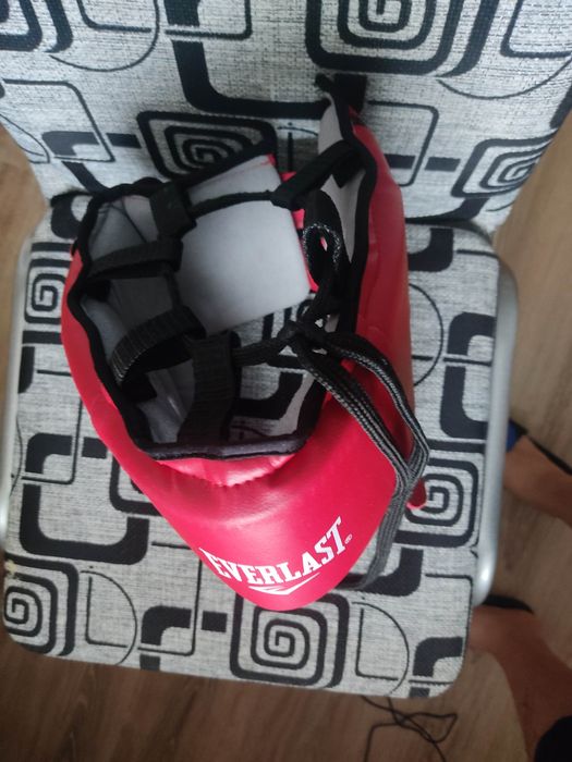 Шлем для карате и щитки на ноги