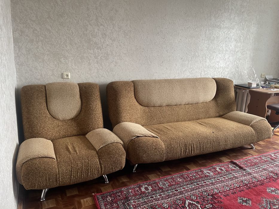 Диван с двумя креслами