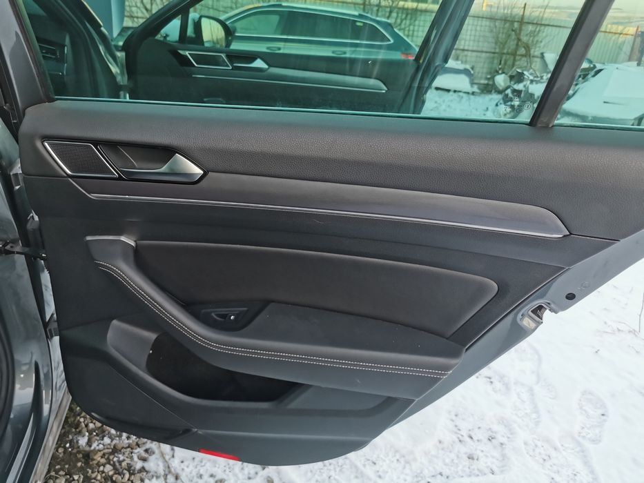 Trimuri iluminate usi vw passat b8 lumini ambientale usi vw passat b8