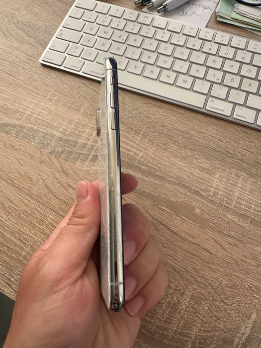 Продавам iPhone Xs 64GB - кутия , кабел , слушалки
