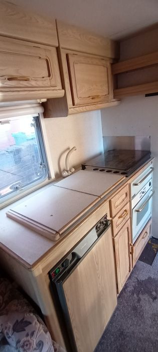 Vănd caravană are ate are dotări baie bucătărie are caugiucuri noi