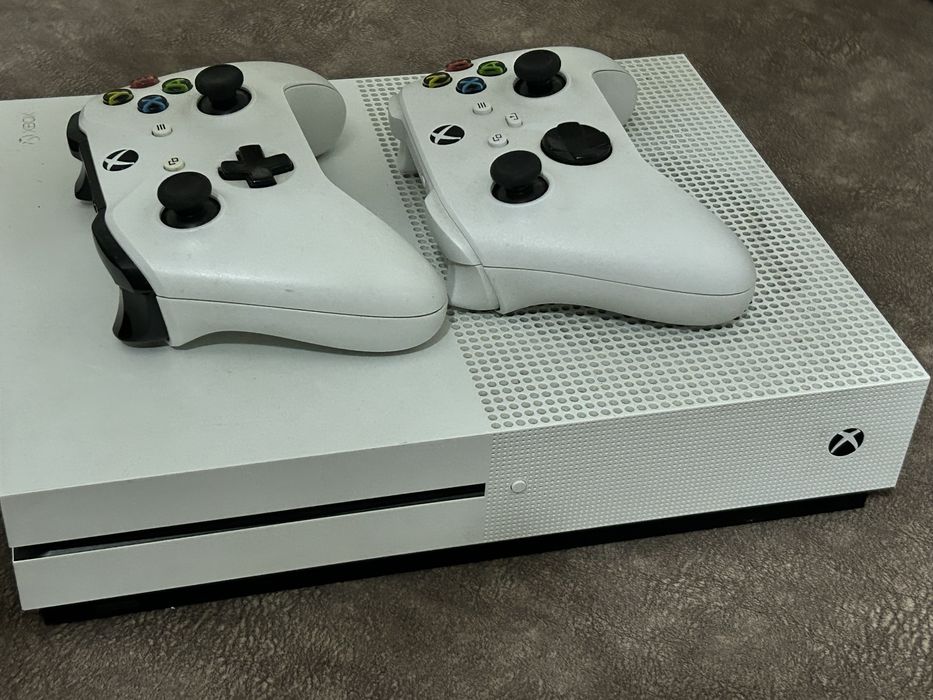 Xbox one s с 2 джойстиками продаю и с акаунтом игры на фото