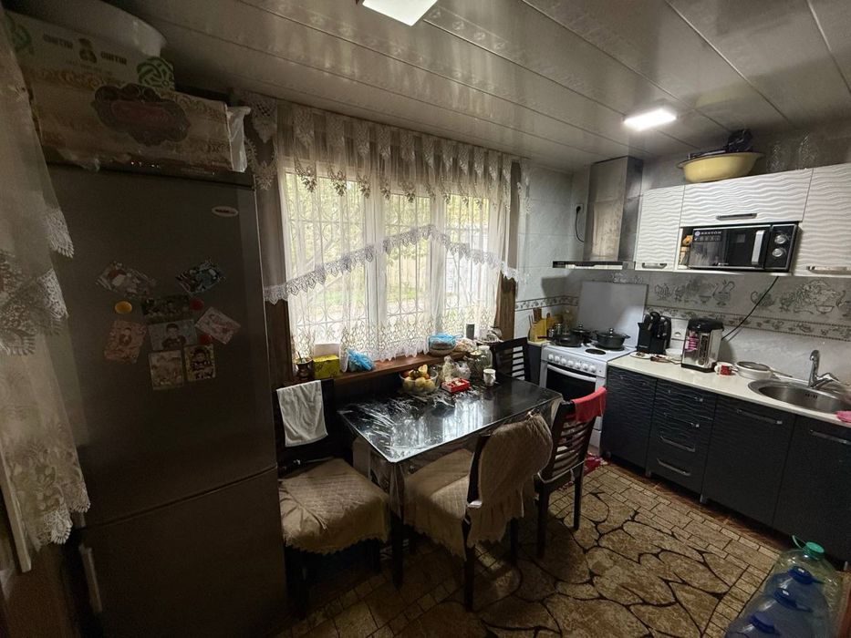 3х комнатная квартира напротив Паркентского рынка. Первый этаж с подва