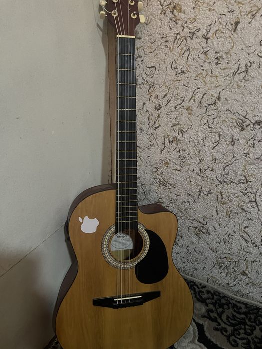 Elektrogitara. (Akustik) pachti yangi