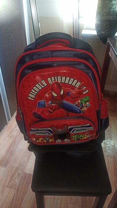 Школьная сумка на колесиках в идеальном состоянии для мальчиков.