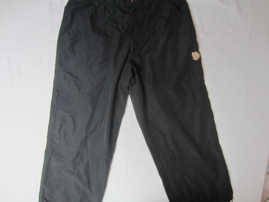 Pantalon bermude Fjall Raven, masura 40, material G-1000(65%polyester+35%bumbac), culoare neagra, stare f. buna (simbolul de pe crac este usor uzat)