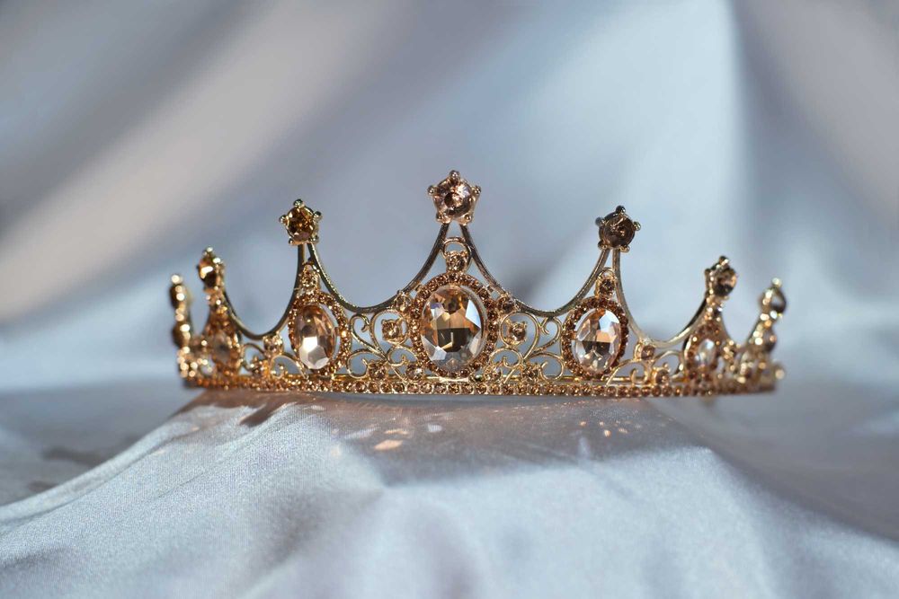 Диадема с цитриновыми кристаллами в золотистом металле. С доставкой.