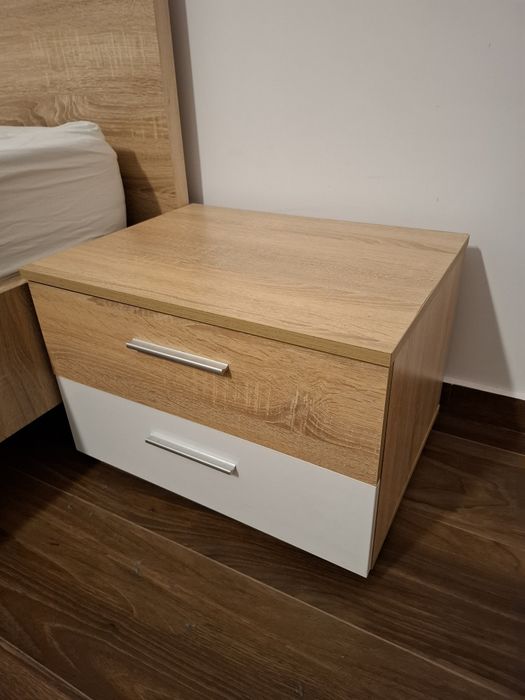 Două noptiere in stare excelenta