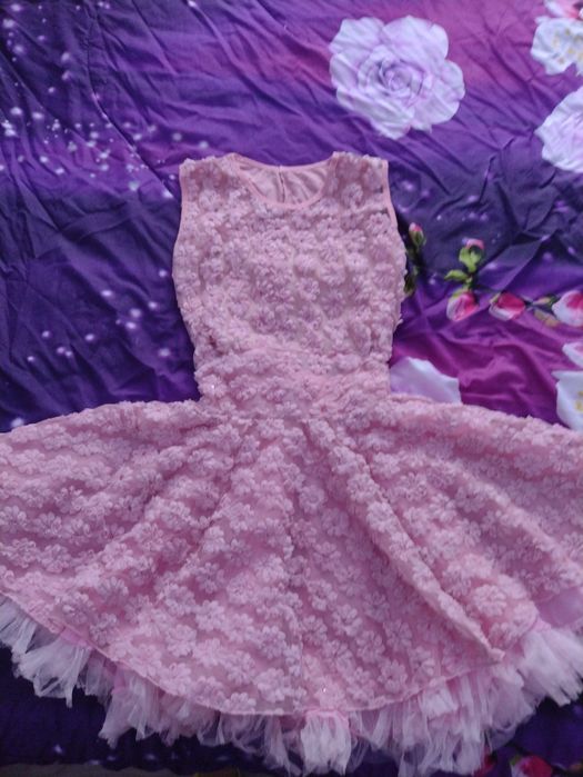 Елегантна дамска българска рокля с ефектен гръб