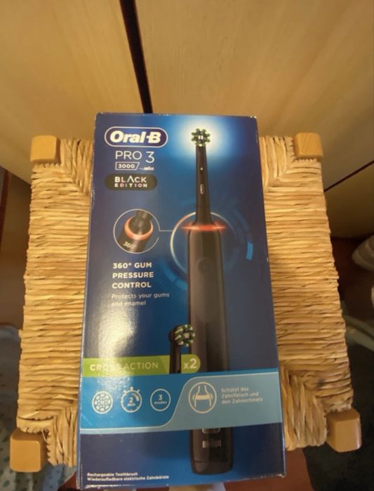 Periuta Oral-b Pro 3 (Black Edition)