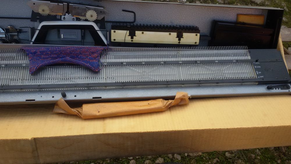 Продаю машинки вязальные. Нева 5.