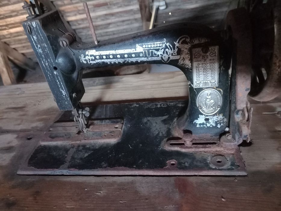Vând mașina de cusut Singer