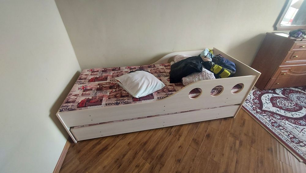 Стенка с кроватью