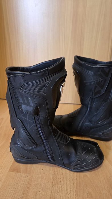 Мото Яке, Панталон, Ботуши