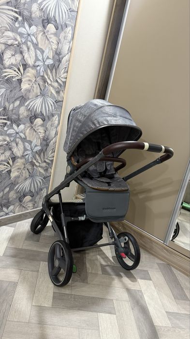 Красивая,легкая коляска